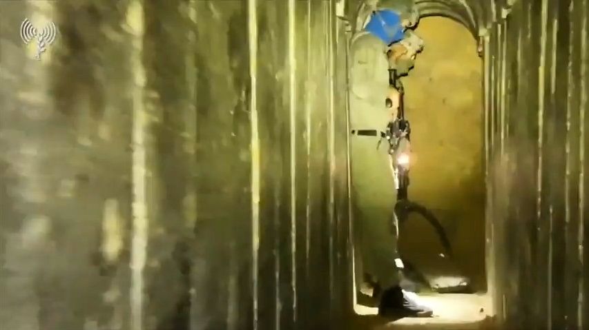 Video ukazuje průlet labyrintem pod nemocnicí v Gaze, Izrael ho přičítá Hamásu